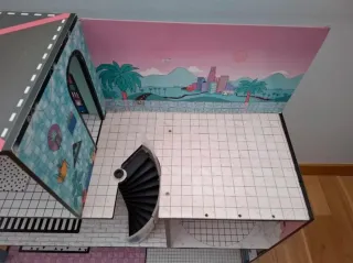Casa de muñecas LOL con piscina