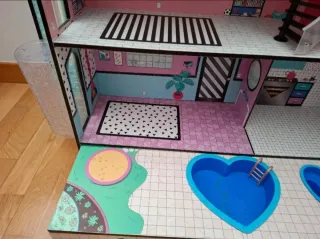 Casa de muñecas LOL con piscina