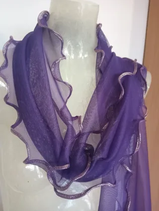 Sciarpa viola con dettagli dorati. Nuova.