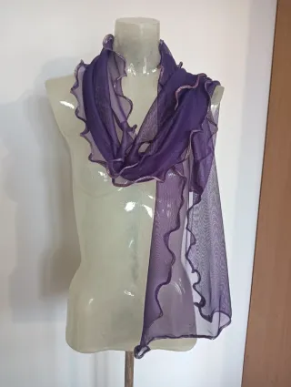 Sciarpa viola con dettagli dorati. Nuova.