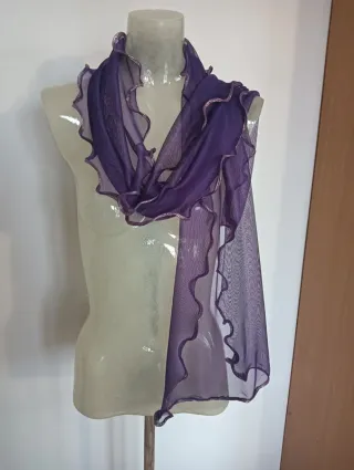 Sciarpa viola con dettagli dorati. Nuova.