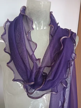 Sciarpa viola con dettagli dorati. Nuova.