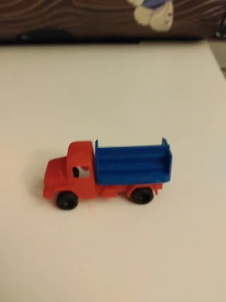 Camión de plástico rojo y azul juguete kiosko