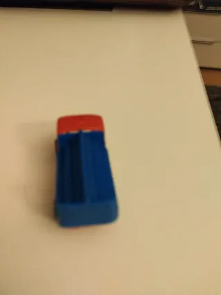 Camión de plástico rojo y azul juguete kiosko