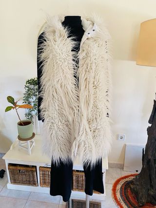 Chaleco largo pelo capucha blanco