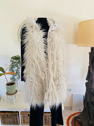 Chaleco largo pelo capucha blanco