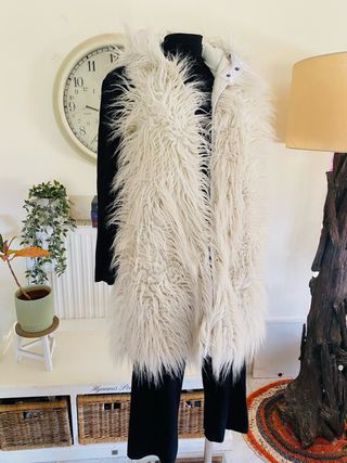 Chaleco largo pelo capucha blanco