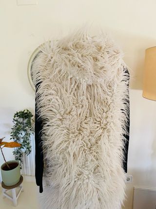 Chaleco largo pelo capucha blanco