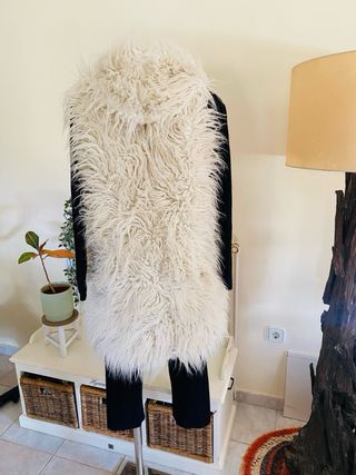 Chaleco largo pelo capucha blanco