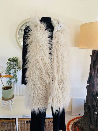 Chaleco largo pelo capucha blanco
