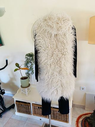 Chaleco largo pelo capucha blanco