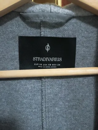 Abrigo largo gris con capucha