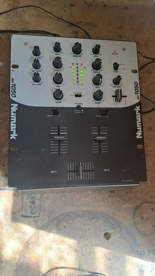 Mesa de mezclas Numark DM-1050