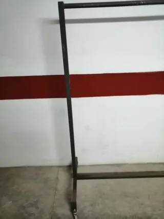 Perchero Metálico Negro con Ruedas