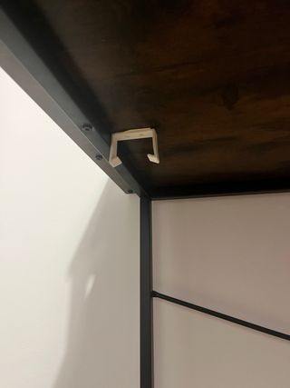 Escritorio oficina con estante y bolsa de tela