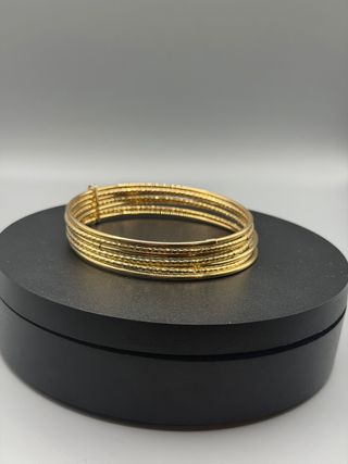 Semanario de oro de 18k de diseño.