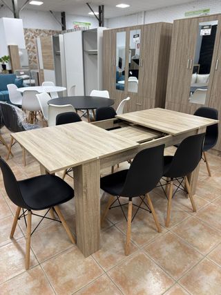 Mesa extensible madera + 6 sillas negras