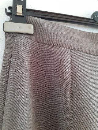 Pantalón de pinzas marrón grisáceo. XS