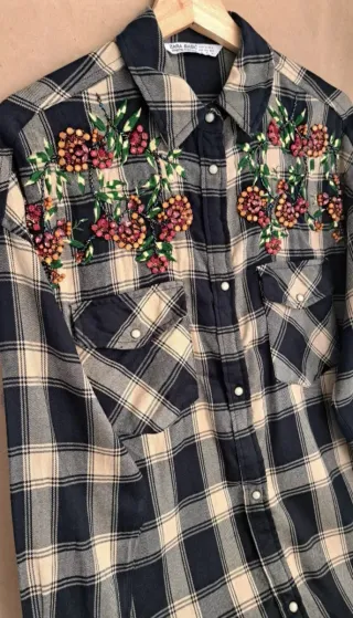 REBAJADA HOY Camisa Zara cuadros bordados pedrería