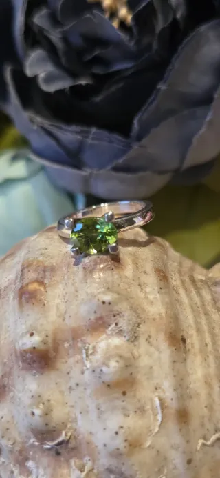 Anillo firma diorita peridotos