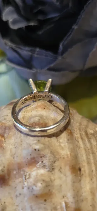 Anillo firma diorita peridotos