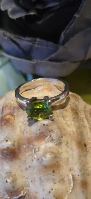 Anillo firma diorita peridotos
