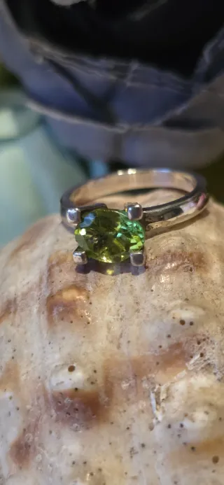 Anillo firma diorita peridotos
