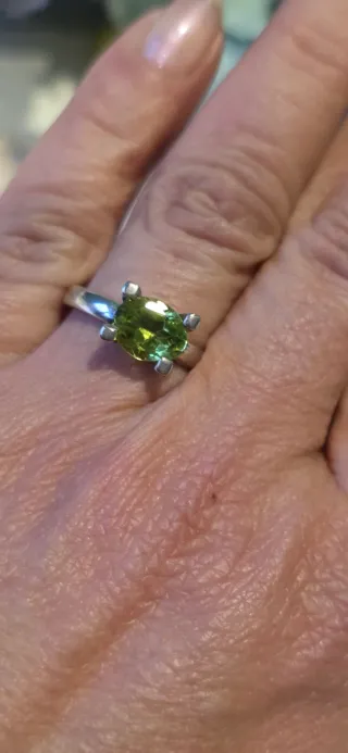 Anillo firma diorita peridotos