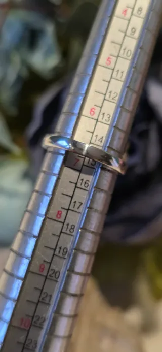 Anillo firma diorita peridotos