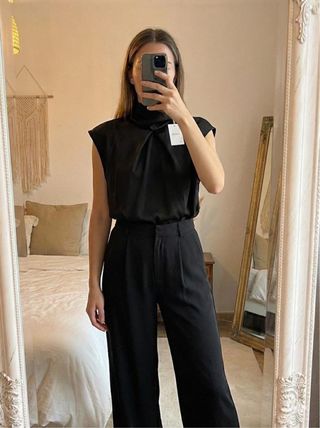 Blusa negra cuello alto sin mangas