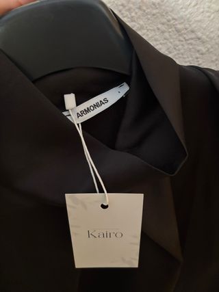 Blusa negra cuello alto sin mangas