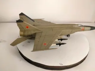 Maqueta Avión Militar Rojo Estrella