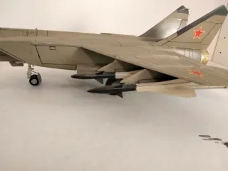 Maqueta Avión Militar Rojo Estrella