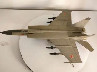 Maqueta Avión Militar Rojo Estrella