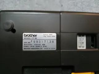 Etiquetadora Brother P-Touch Vintage funcionando