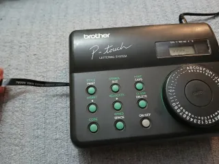 Etiquetadora Brother P-Touch Vintage funcionando