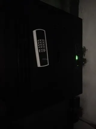 Estufa de pellet negra y roja