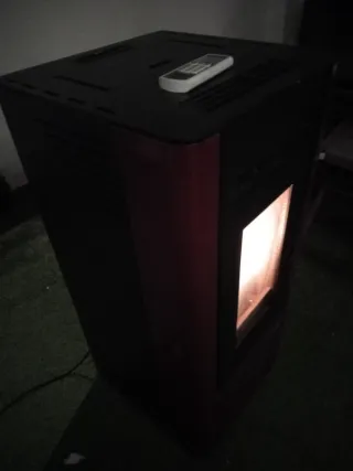 Estufa de pellet negra y roja