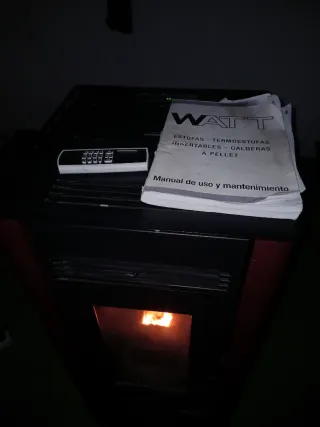 Estufa de pellet negra y roja
