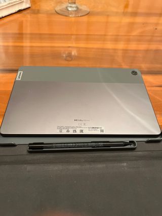 Tablet con funda y lápiz