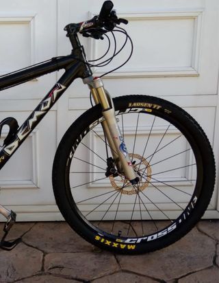 BICI/MTB FULL CARBONO 26” – Cuadro DEMON + SHIMANO