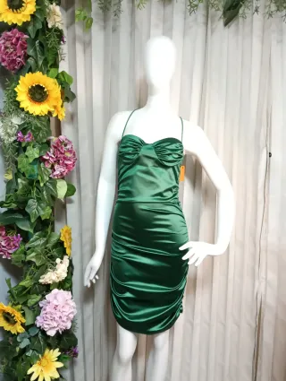 Vestido verde satinado con tirantes