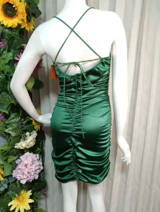 Vestido verde satinado con tirantes