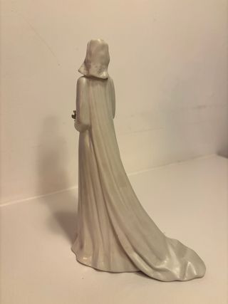 Novia de porcelana con ramo