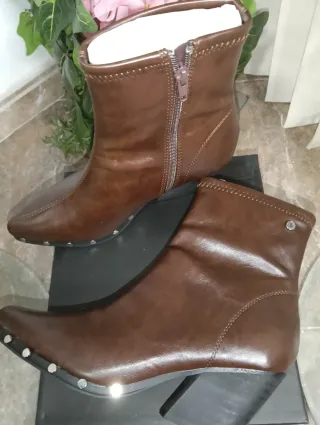 Botas marrones con tachuelas