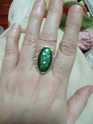 Anillo plateado con piedra verde