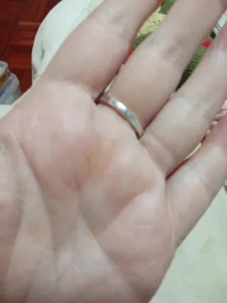 Anillo plateado con piedra verde