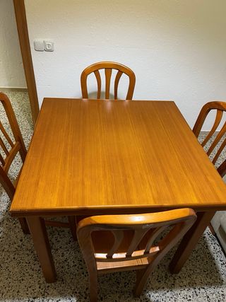 Mesa extensible de comedor con 4 sillas de madera