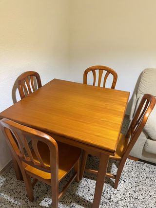 Mesa extensible de comedor con 4 sillas de madera