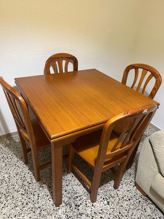 Mesa extensible de comedor con 4 sillas de madera